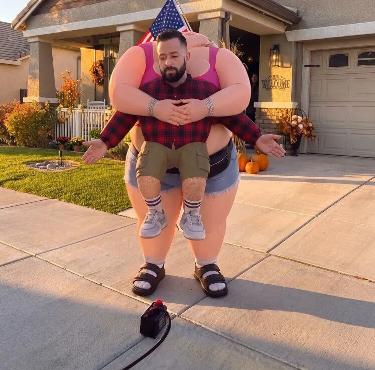 Funny "She Won't Let Go" Clingora Inflatable Carry Costume 10 Funny "She Won